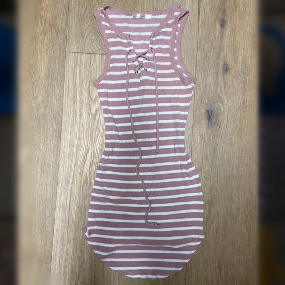 Super cute pink & white mini dress 👗